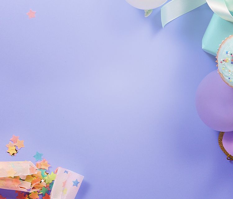 Un fondo morado adornado con estrellas de papel, globos, cintas y magdalenas.