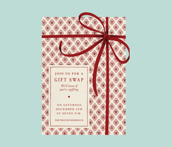 Una invitación de color beige en la que aparecen tres regalos con motivos navideños envueltos en papel de regalo verde, rojo y azul, cada uno atado con una cinta. Encima de los regalos hay un gran lazo rojo. 