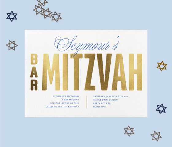 Una invitación con la palabra «BAR MITZVÁ» en grandes letras doradas sobre un fondo azul con confeti en forma de estrella de David.