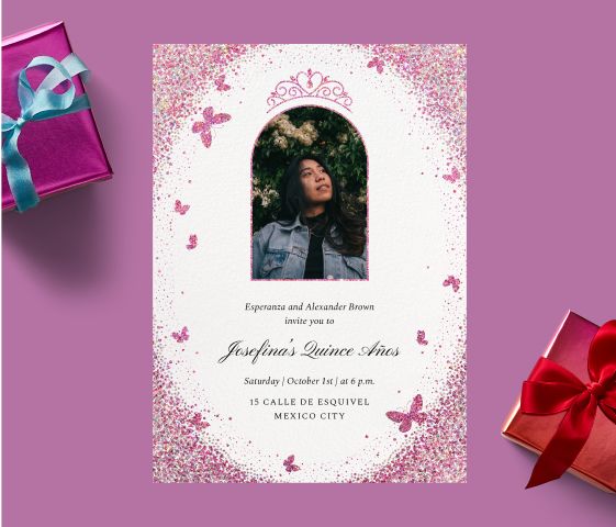 Una invitación con purpurina rosa y un borde de mariposas sobre un fondo morado, con dos regalos envueltos.
