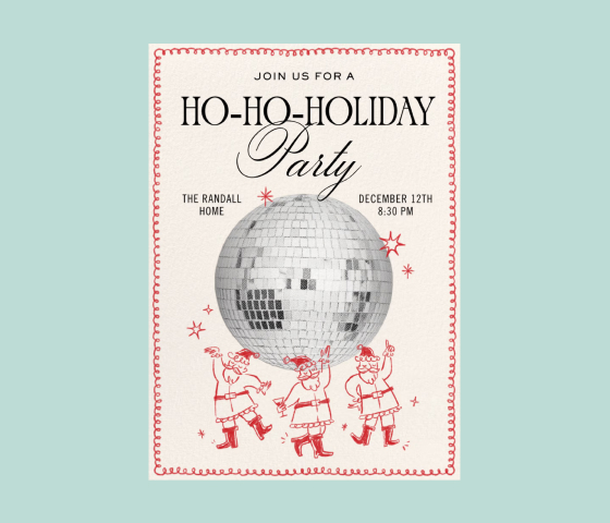 Una invitación de color beige con un borde rojo ondulado y una gran bola de discoteca plateada rodeada de estrellas rojas. Debajo de la bola de discoteca hay una ilustración de tres Papás Noel bailando. El del medio sostiene una copa. 