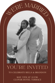 Invitación de boda con marco de arco y foto: «Estamos casados»