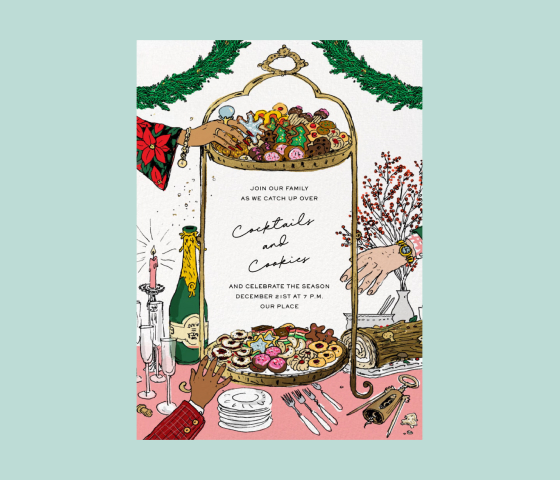 Una invitación blanca en la que aparece una mesa rosa con velas, platos, champán, copas, un jarrón con flores y un tronco de Navidad. En el centro del plato hay una bandeja de dos pisos con galletas, hacia las que se alargan unas manos. Detrás de la bandeja hay una festiva guirnalda verde. 