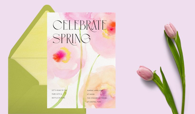 Rechts neben einem limettengrünen Umschlag auf babyrosa Hintergrund liegt eine rosa Frühlingsparty-Einladung, die mit orangefarbenen, rosa und gelben Blumenmotiven in Aquarelloptik verziert ist und von zwei rosa Tulpen umrahmt wird.