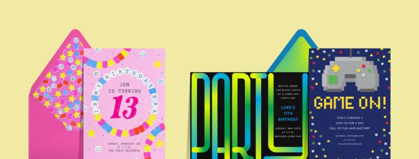 Una invitación rosa con una pulsera de la amistad; una invitación con la palabra «PARTY» en neón y su sobre a juego; una invitación azul marino con un mando de videojuegos, todo ello sobre un fondo amarillo pálido.