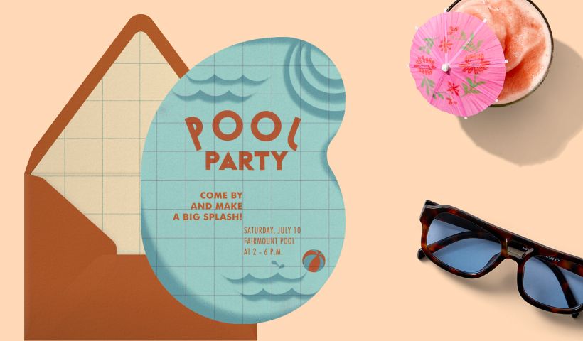 Rechts neben einem terrakottafarbenen Umschlag mit Gittermuster vor pastellorangenem Hintergrund liegt eine blaue, mit Wellenillustrationen und einem Strandball verzierte Einladung zur Poolparty mit Gittermuster, daneben liegen eine Sonnenbrille mit Schildpatt-Rahmen und ein gefrorener Drink mit einem rosa Schirmchen als Garnitur.